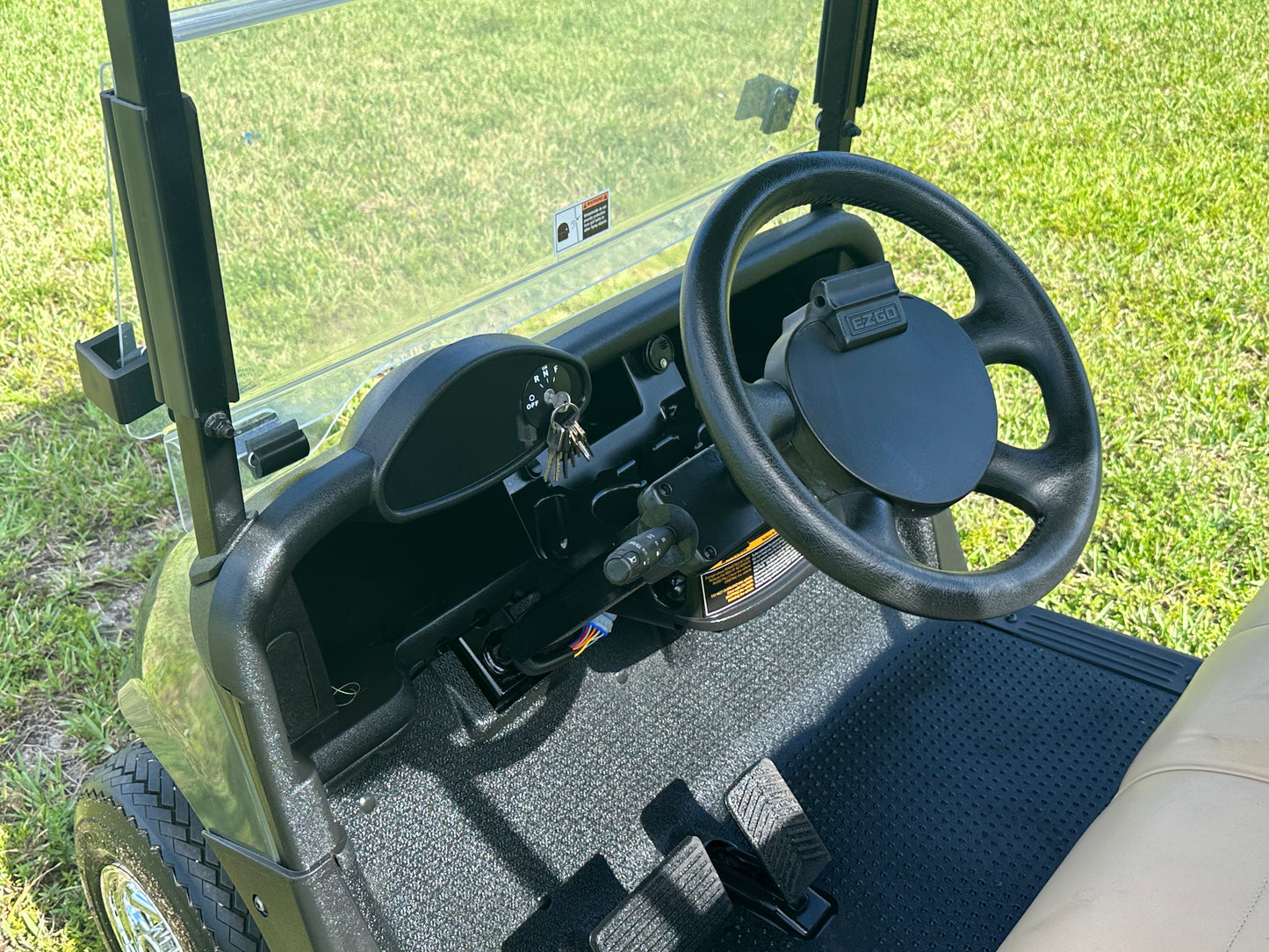 Cutting Edge Golf Carts - 2020 Hypersonic Gray E-Z-GO RXV in Fort Lauderdale, Florida. Stylish, deluxe light kit, fold-down back seat, chrome hubcaps, smooth driving experience.