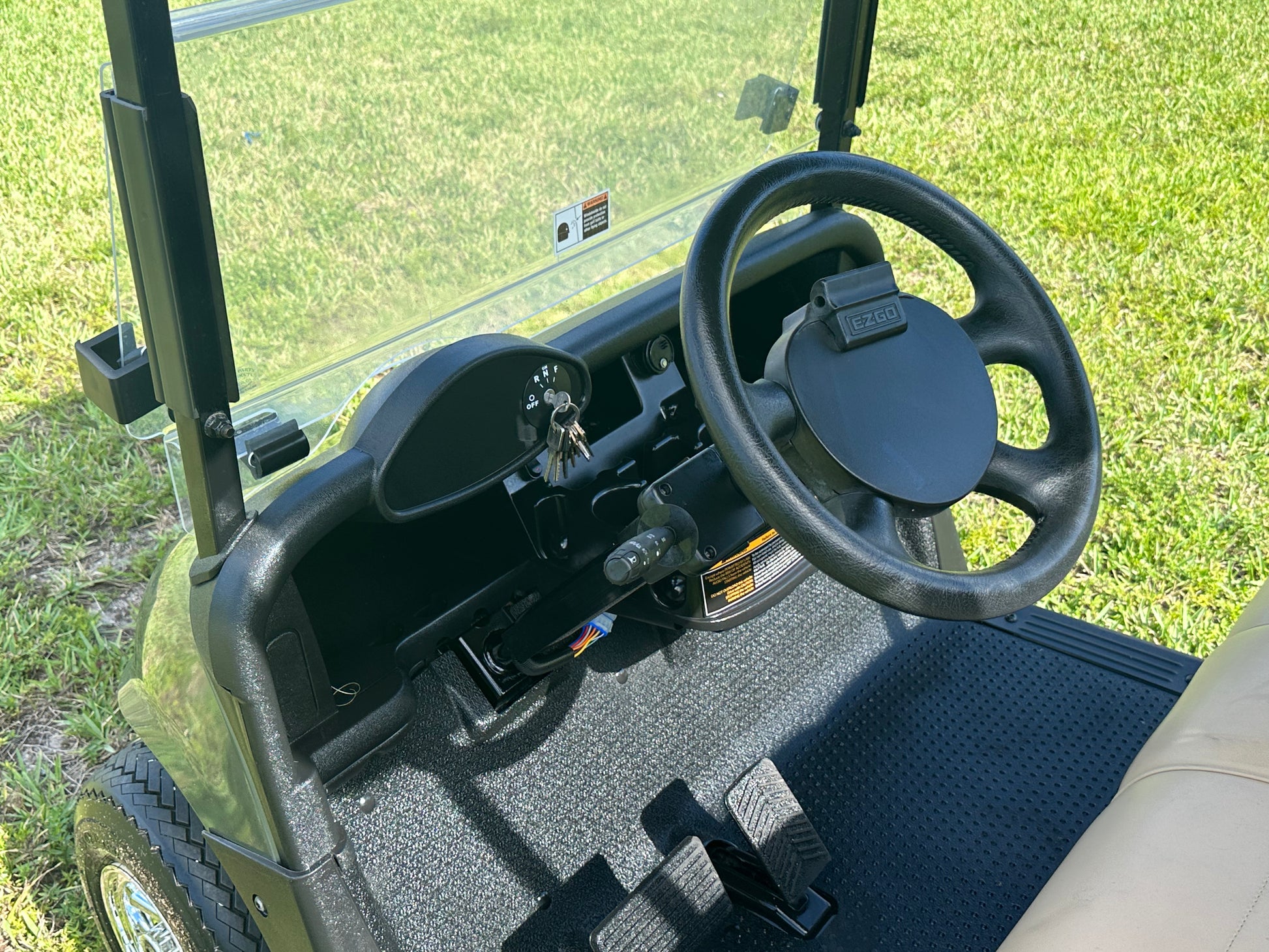 Cutting Edge Golf Carts - 2020 Hypersonic Gray E-Z-GO RXV in Fort Lauderdale, Florida. Stylish, deluxe light kit, fold-down back seat, chrome hubcaps, smooth driving experience.
