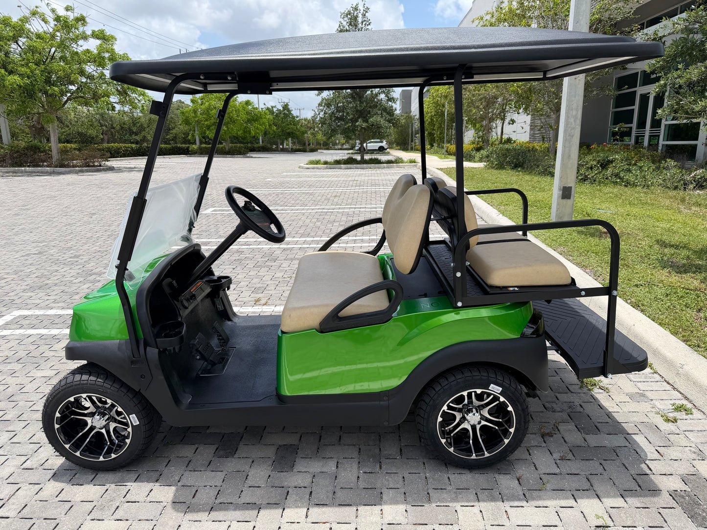 2020 CLUB CAR TEMPO LITHIUM REFURBISHED 4-PASSENGER GOLF CART - GREEN