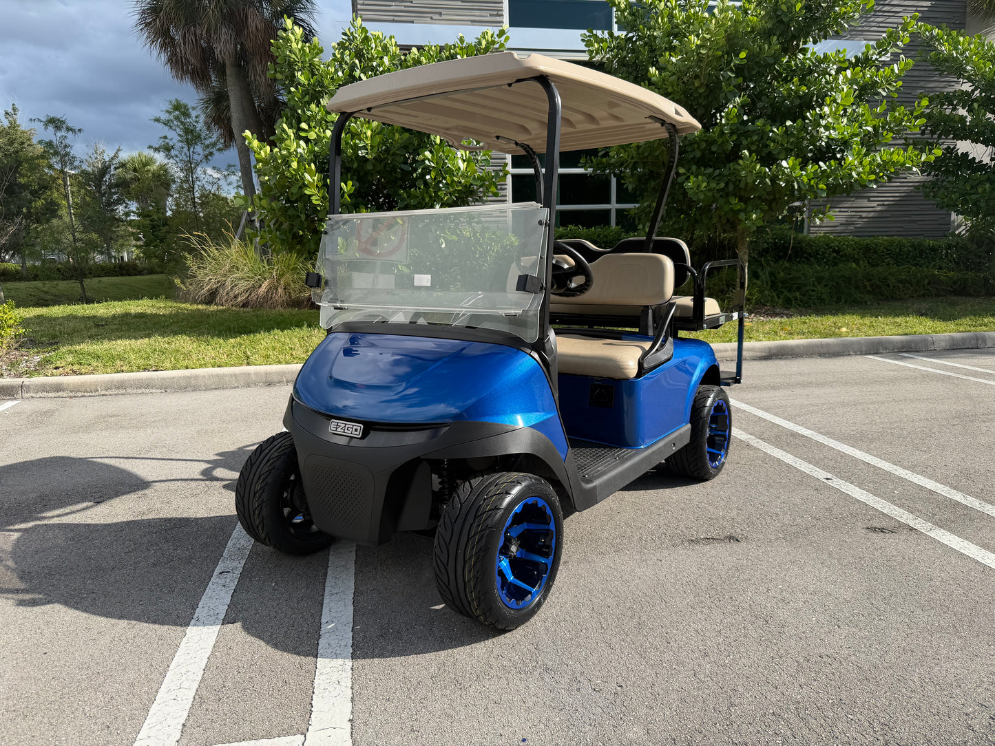 2024 EZGO RXV ELITE LITHIUM 4-PASSENGER GOLF CART - BLUE